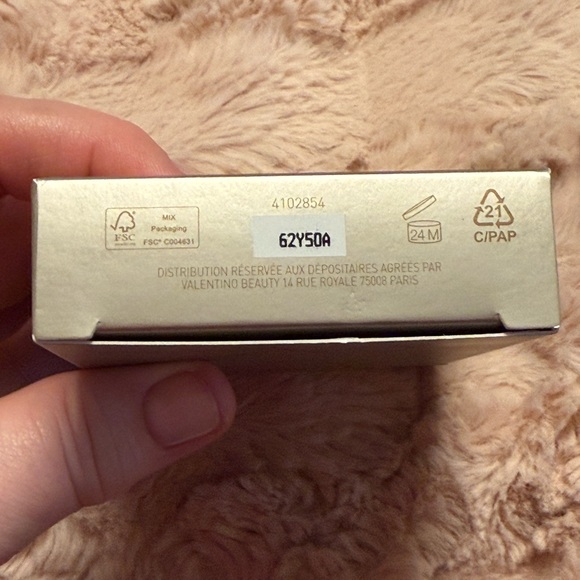 Valentino Gold Stud-Embellished Compact Face Palette - Picture 9 of 10